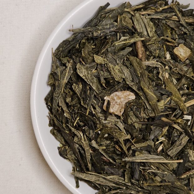 Liście herbaty Sencha Ananasowa na talerzyku.