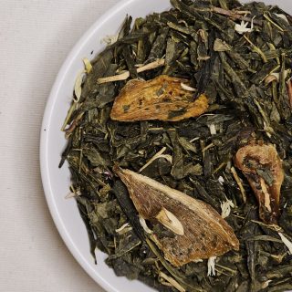 Liście herbaty Sencha Mangobelle na talerzyku.