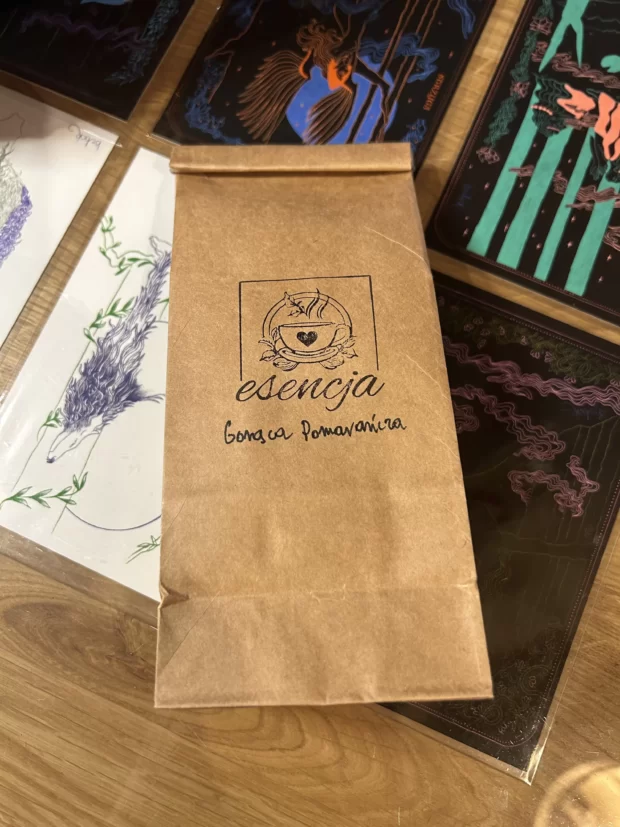 Susz Gorąca Pomarańcza w opakowaniu papierowym 50 gram leżącym na blacie