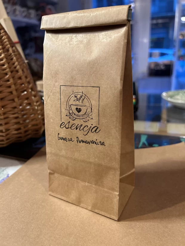 Susz Gorąca Pomarańcza w opakowaniu papierowym 50 gram stojącym na blacie