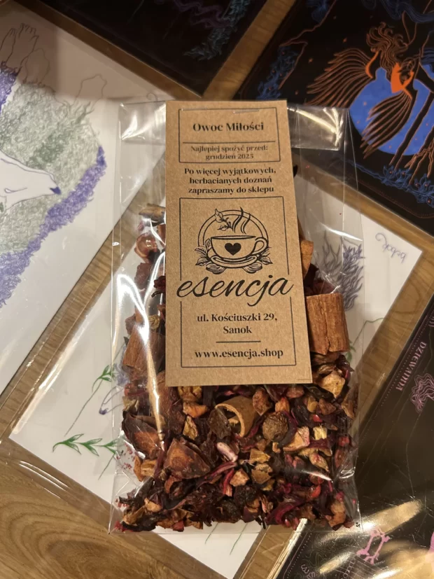 Susz Owoc Miłości w opakowaniu transparentnym 50 gram na blacie