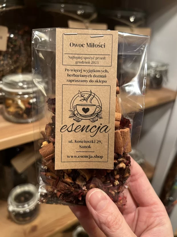 Susz Owoc Miłości w opakowaniu transparentnym 50 gram trzymany w ręce