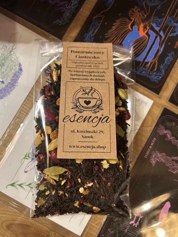 Susz Pomarańczowe Ciasteczko w opakowaniu transparentnym 50 gram na blacie