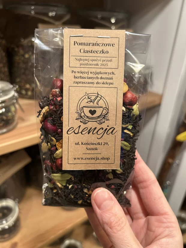 Susz Pomarańczowe Ciasteczko w opakowaniu transparentnym 50 gram trzymany w ręce