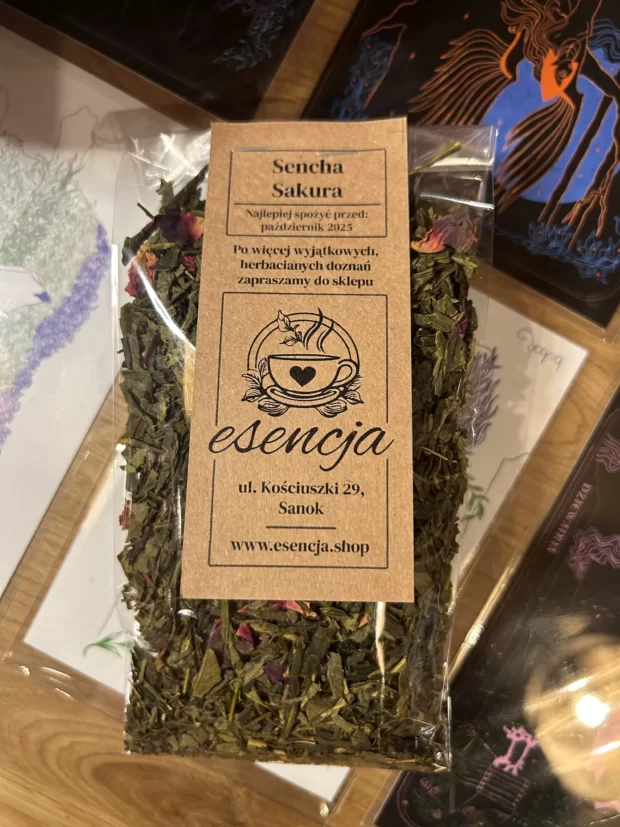 Susz Sencha Sakura w opakowaniu transparentnym 50 gram na blacie