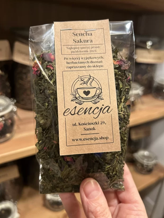 Susz Sencha Sakura w opakowaniu transparentnym 50 gram trzymany w ręce.