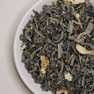 Liście herbaty Jaśminowej na talerzyku.