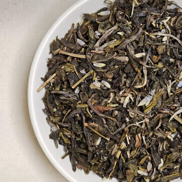 Liście herbaty Lawendowe Pole na talerzyku.