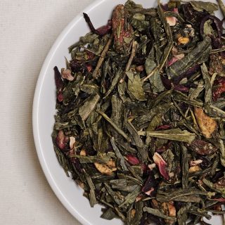 Liście herbaty Tajemnica Tybetu na talerzyku.