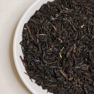 Liść herbaty Earl Grey z Bławatkiem na talerzyku.
