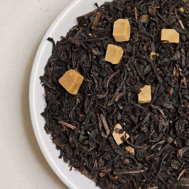 Liście herbaty Karmelowej na talerzyku.