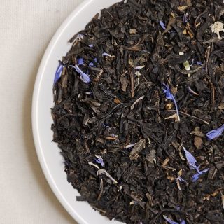 Liście herbaty Księżycowa Noc na talerzyku.