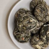 Kule herbaty Kwiat Jaśmin i Lotos na talerzyku.