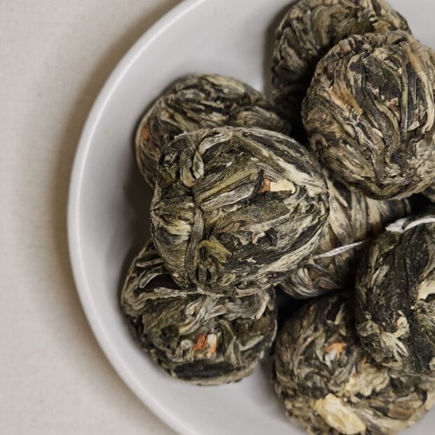 Kule herbaty Kwiat Jaśmin i Lotos na talerzyku.