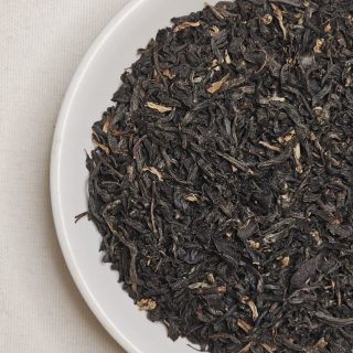 Liście herbaty Assam na talerzyku