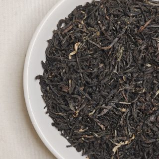 Liście English Breakfast na talerzyku.