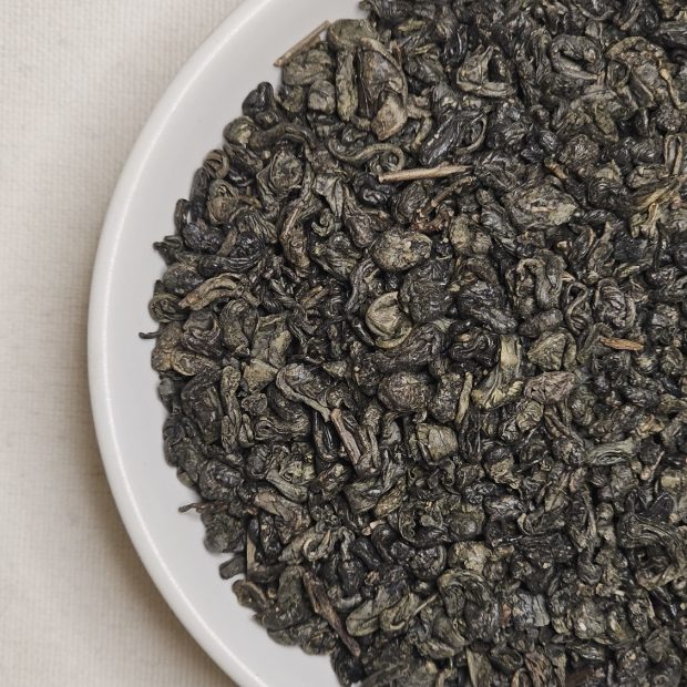 Liście Gunpowder green na talerzyku.