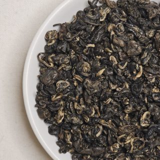 czarna klasyczna herbata na ta;erzyku