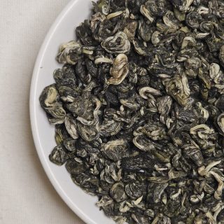 Hong Luo Chun - liście herbaty na talerzyku.