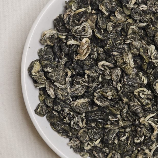 Hong Luo Chun - liście herbaty na talerzyku.