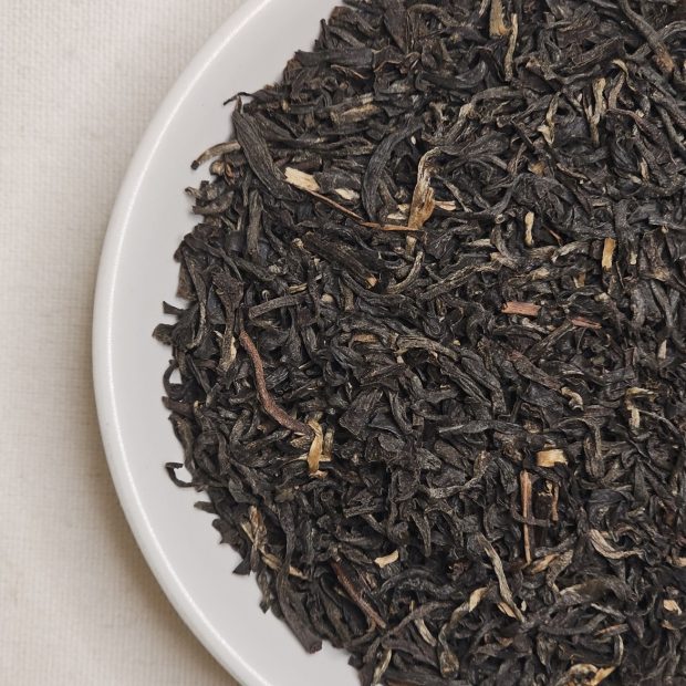 Liść herbaty Kenya na talerzyku