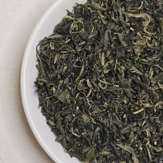 Liście Koreańskiej zielonej herbaty na talerzyku.