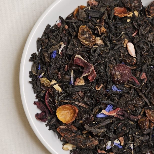 Liście herbaty Moc Granatu na talerzyku.