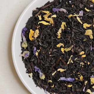 Liście herbaty Niebiański Duet na talerzyku.