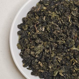 Oolong Milk, liście na talerzyku.