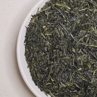 Liść Senchy Fukujyu na talerzyku.