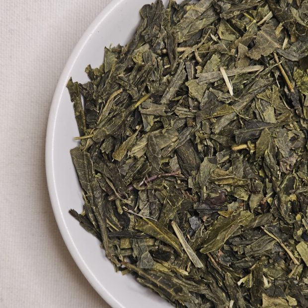 Liście Senchy na talerzyku.