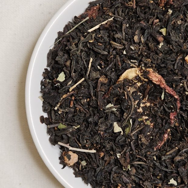 Liście herbaty Truskawkowo - Śmietankowej na talerzyku.