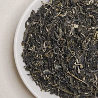 Liście Wietnamskiej herbaty na talerzyku.