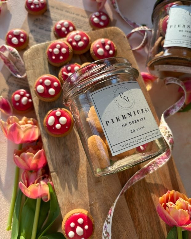 Pierniczki Muchomorki rozsypane na desce ze Słoika.