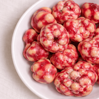 Maliny w czekoladzie na talerzyku.