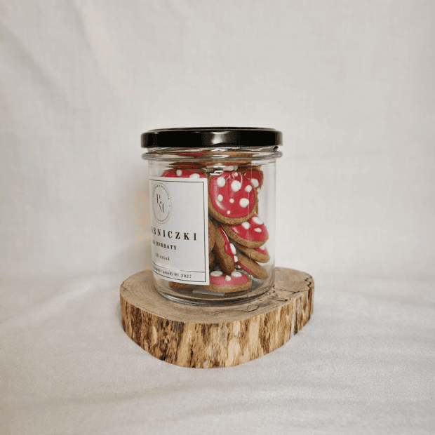 Pierniczki Muchomorki w słoiku, stojące na pieńku.
