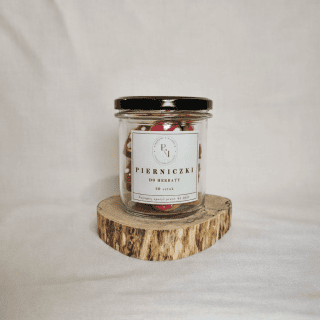 Słoik Pierniczków na pieńku.