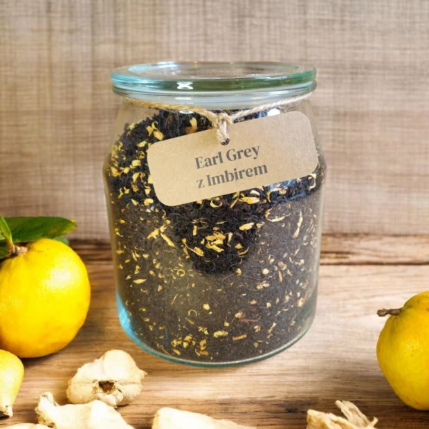 Słoik z herbatą Earl Grey z widocznymi kawałkami imbiru i czarnym suszem liściastym,
