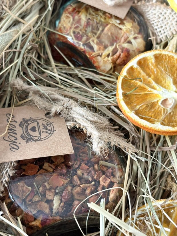 Zestaw prezentowy Cytrusowe Orzeźwienie uchwycony w naturalnym świetle. Widać fakturę juty, suszone owoce oraz eleganckie opakowanie.