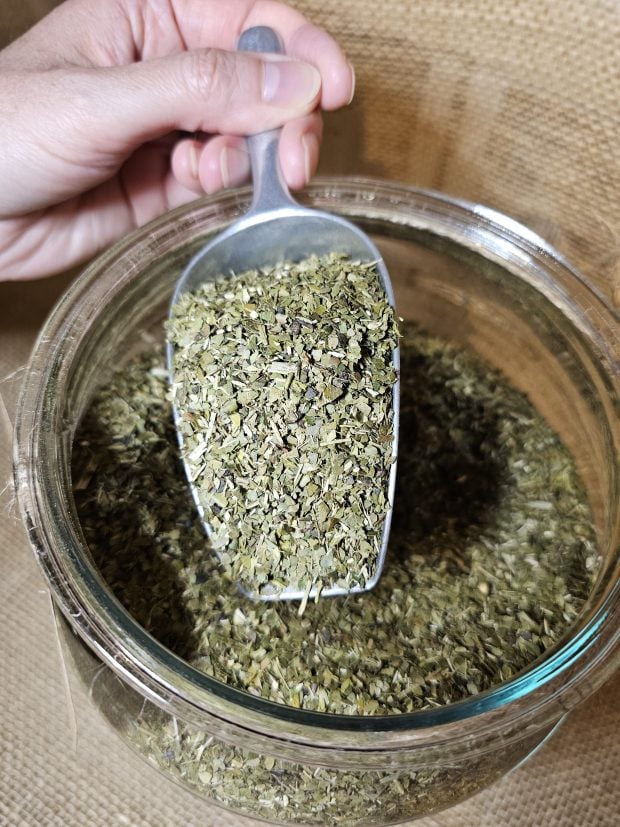 Yerba Mate z trawą cytrynową na łopatce.