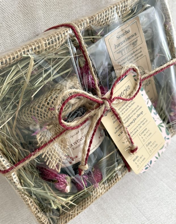 Zestaw prezentowy w boxie, w skład którego wchodzi konfitura żurawinowa i zielona herbata