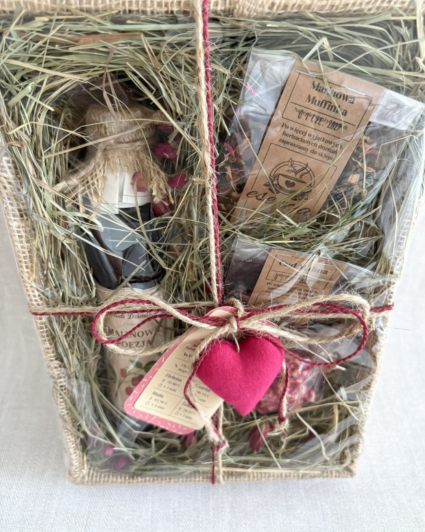 Słodka Malina, zestaw prezentowy w boxie, syrop malinowy, dwie herbaty i maliny w czekoladzie umieszczone na sianku, ozdobione uszytym serduszkiem.