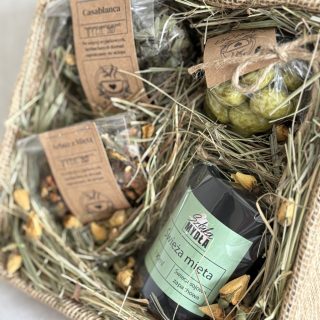 Pudełko prezentowe z produktami: świeca sojowa miętowa, zielona herbata Casablanca, Susz owocowy Arbuz z miętą, migdały w czekoladzie z matchą.