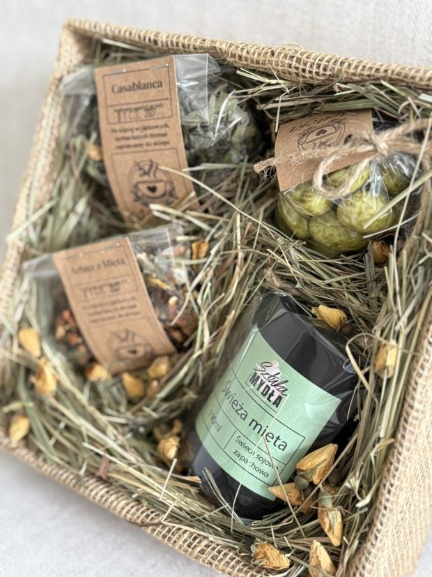 Pudełko prezentowe z produktami: świeca sojowa miętowa, zielona herbata Casablanca, Susz owocowy Arbuz z miętą, migdały w czekoladzie z matchą.
