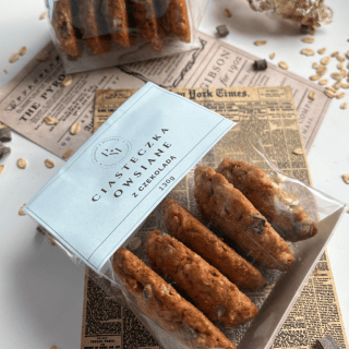 Ciasteczka owsiane w transparentnej torebce.