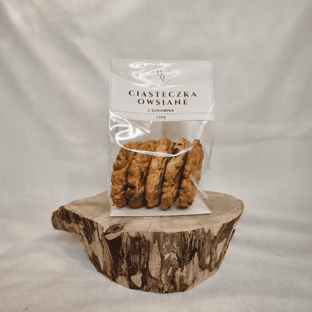 Ciasteczka Owsiane w transparentnej torebce, stojące na pieńku