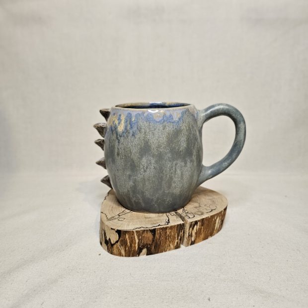 Prezentacja z boku kubka ozdobionymi wypukłymi hubami.