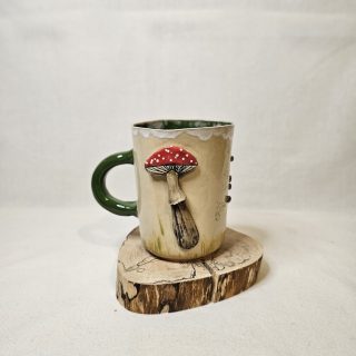 Kubek Muchomorek z wypukłymi elementami.