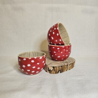 Trzy urocze czarki muchomorki na pieńku.