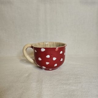 Kubek w kształcie i kolorystyce muchomora.